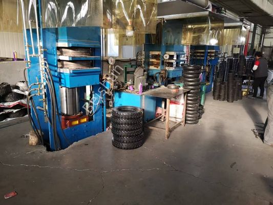 سعر جيد آلة كبس إطارات مركبات زراعية مطاطية صلبة مُسخنة بالبخار بضغط 200 طن ووقت فلكنة 0-999 ثانية الانترنت