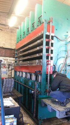 سعر جيد آلة فلكنة إطارات متحكم بها بواسطة PLC بقوة شد 10.0 ميغا نيوتن ونظام هيدروليكي محسّن لإعادة التدوير الانترنت